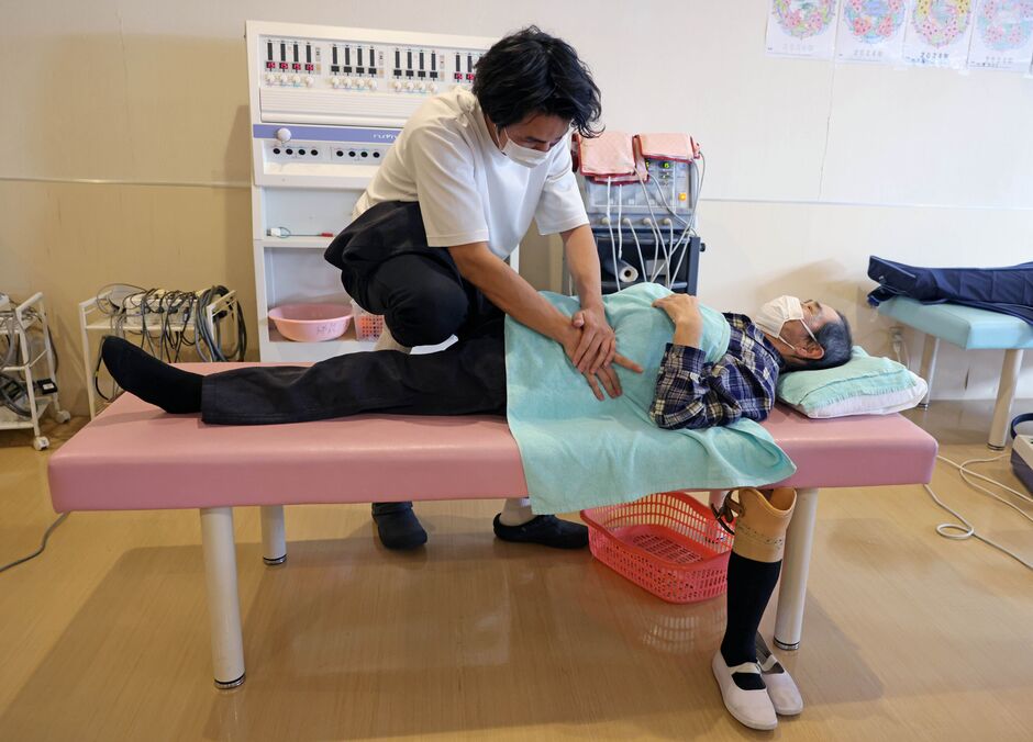 A day centre attendee was receiving a massage